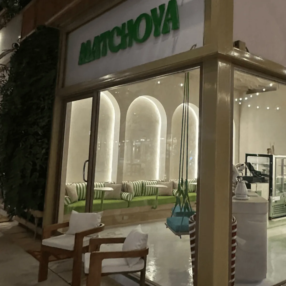 มัทฉะลาเต้และกาแฟที่ Matchoya คาเฟ่ บลูทรีภูเก็ต — มัทฉะที่ดีที่สุดในภูเก็ต